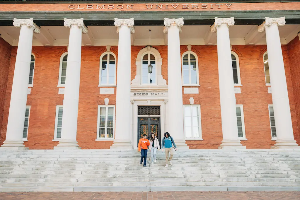 Students on college tour